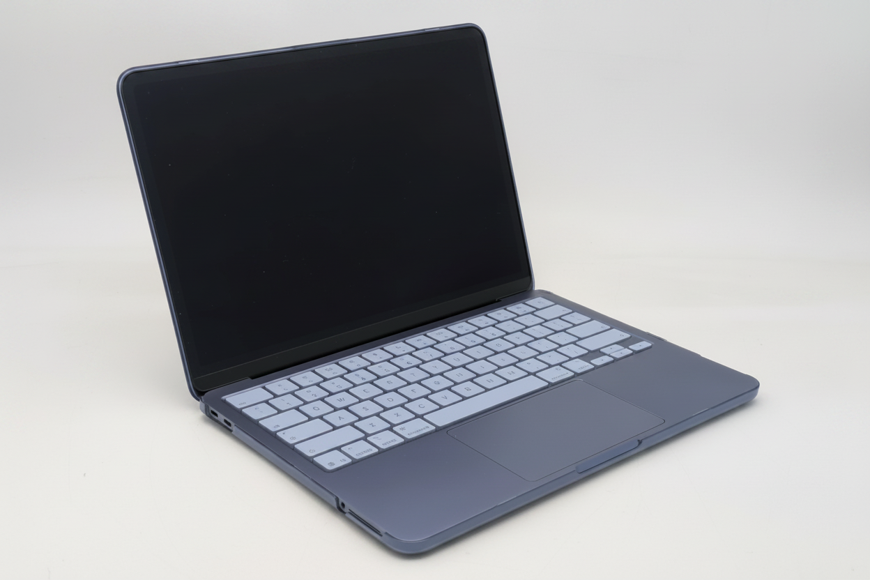 MacBook Air azul medianoche lateral con fondo de estudio