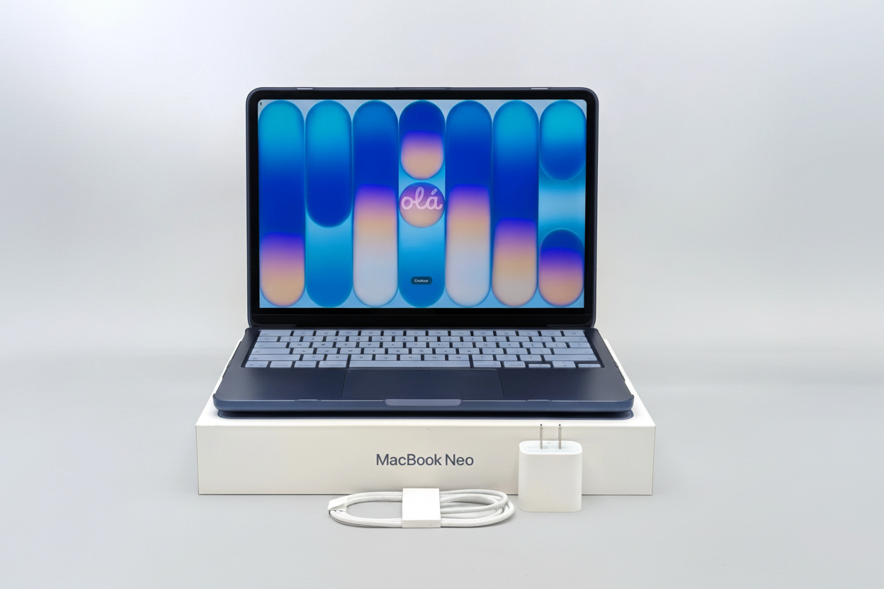 MacBook Neo unboxing con fondo de estudio